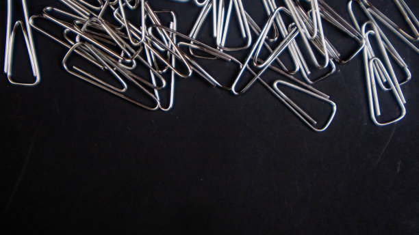黑色背景上的回形针图片下载