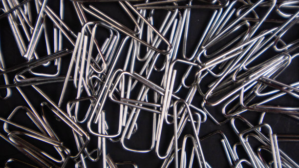 黑色背景上的回形针图片下载