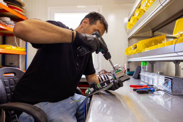 用螺丝刀修理设备图片下载