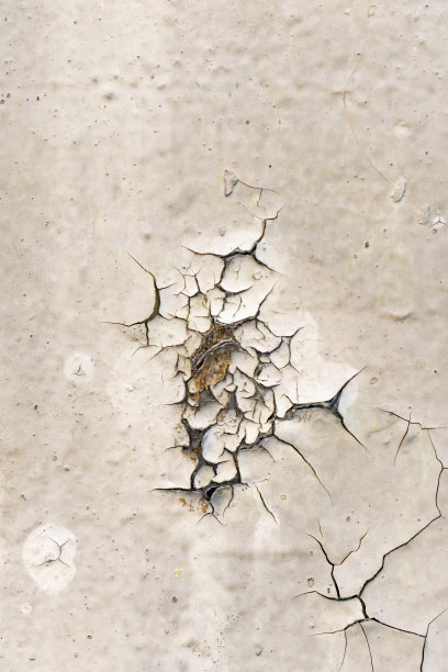 旧墙的彩色裂缝和碎片的特写。图片下载