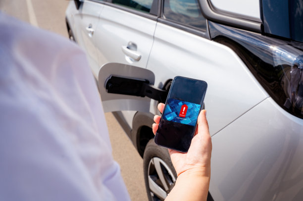 电池耗尽的电动汽车，给服务中心打电话图片下载