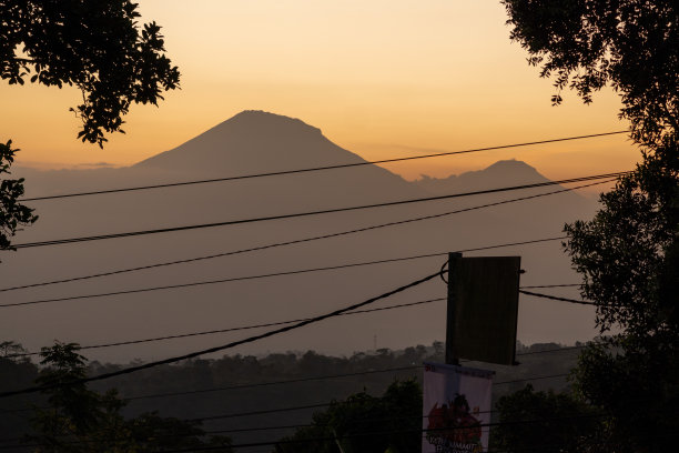山和树的剪影图片下载