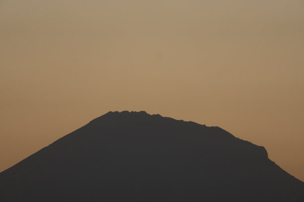 山和树的剪影图片下载