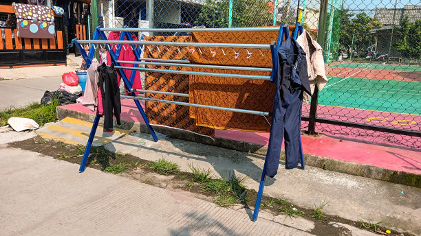 烘干衣服和蜡染布图片下载