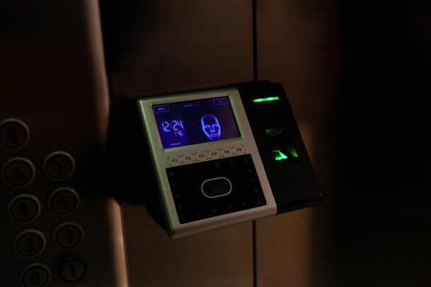 商务中心电梯内安装了具有人脸识别功能的指纹门禁终端，实时监控考勤情况图片下载