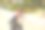 男孩在公园的操场上玩耍图片下载