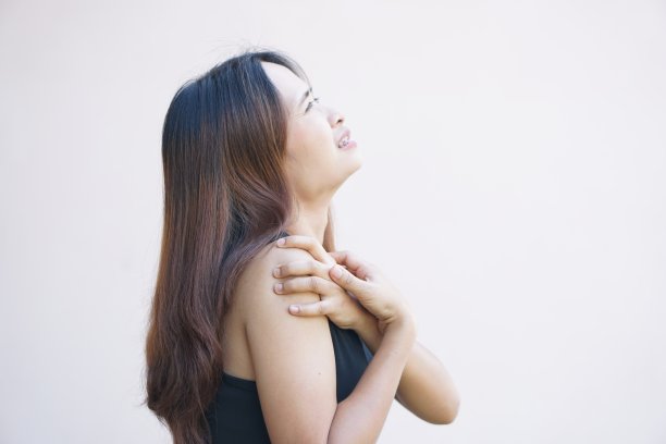 亚洲女人胸闷。图片下载