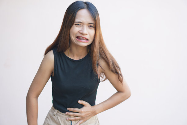 亚洲妇女因胃病不按时进食而胃痛。图片下载