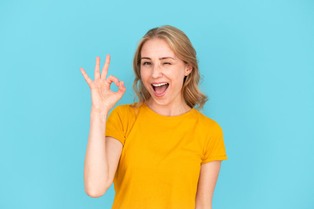 女人眨眨眼，表示同意图片下载