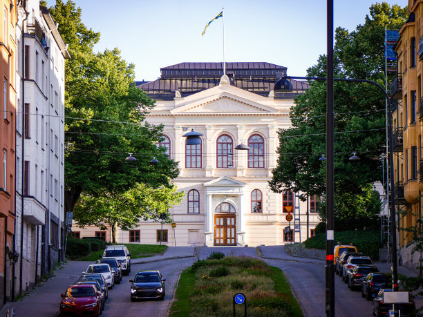 天空映衬下的城市街道和建筑物图片下载