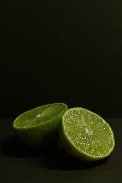 黑色背景上的酸橙图片下载