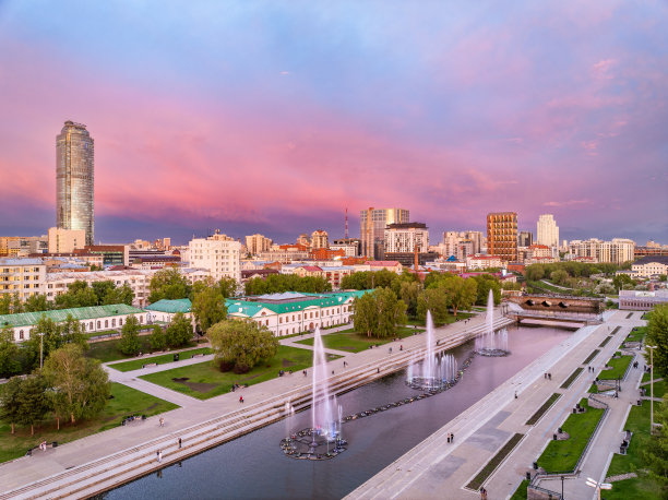 中央池塘和音乐喷泉的堤岸。俄罗斯叶卡捷琳堡的历史中心，鸟瞰图图片下载