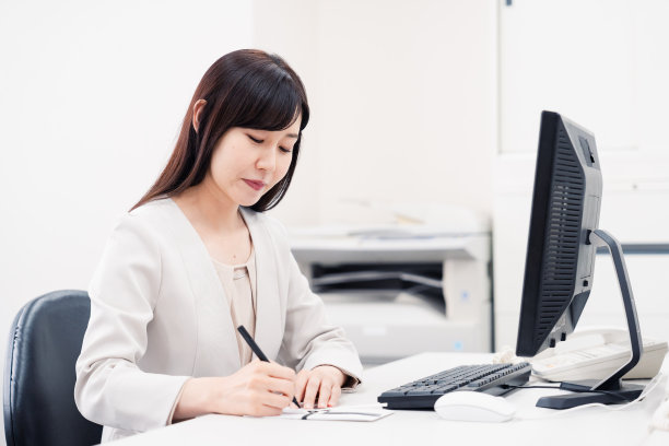 工作中准备葬礼的妇女图片下载