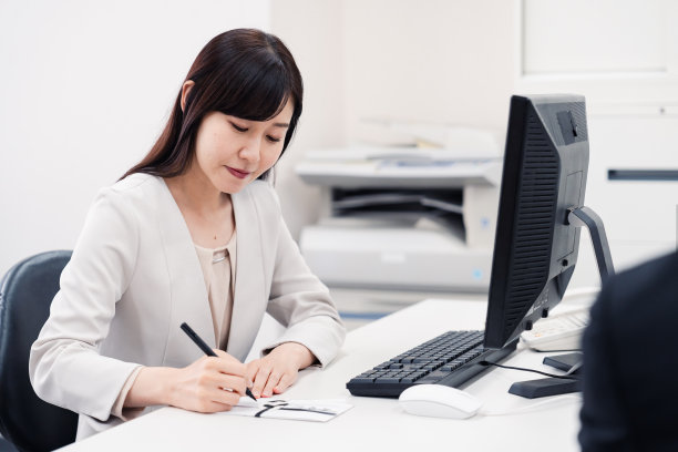 工作中准备葬礼的妇女图片下载