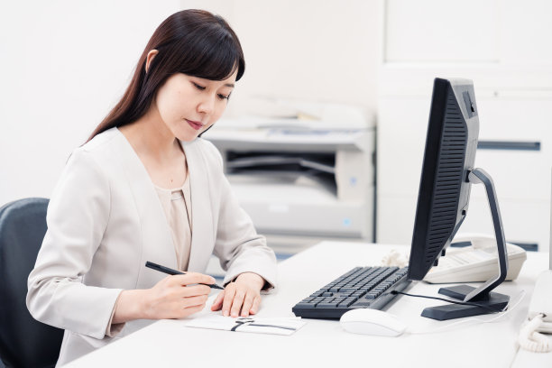 工作中准备葬礼的妇女图片下载