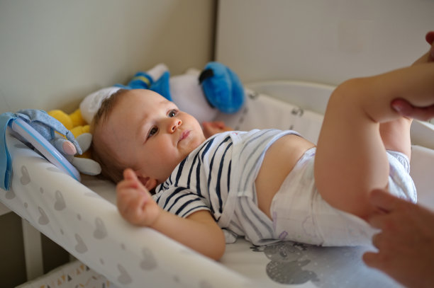 换尿布的父亲图片下载