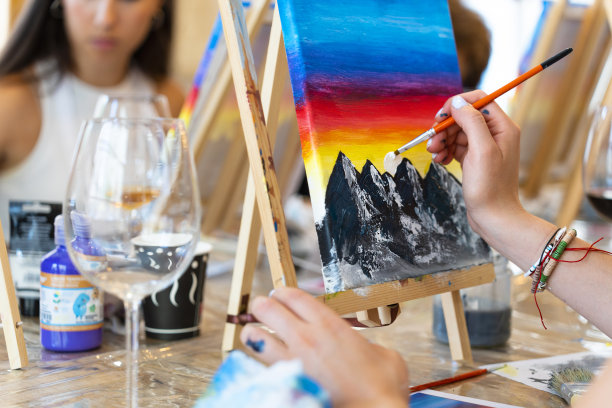 酒与创意:快乐的绘画朋友工作坊图片下载