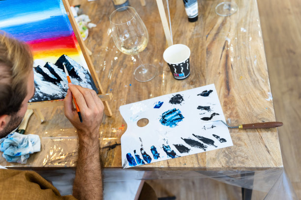 酒与艺术庆典:朋友快乐绘画图片下载