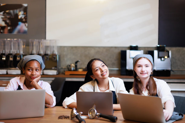 一群女学生在咖啡师学校努力学习如何制作浓缩咖啡。图片下载