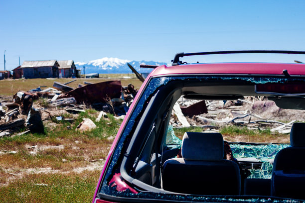 被遗弃的车在一个废弃的小镇，犹他州的西斯科图片下载