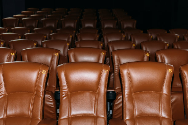 闪光摄影排的电影院座位-股票照片图片下载