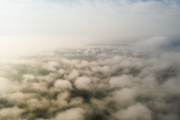 晨雾鸟瞰图。大气景观无人机摄影。可持续性。热带雨林图片下载