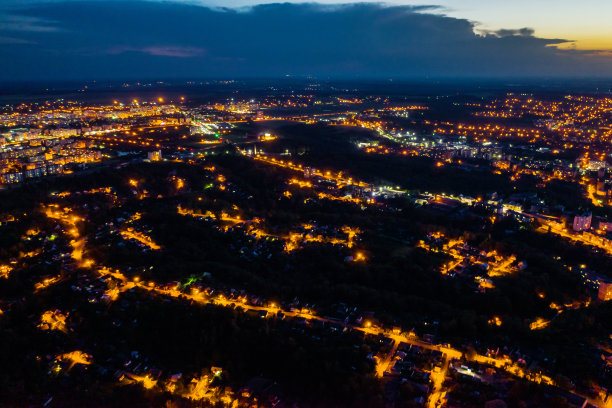 夜城街道鸟瞰图。夜景无人机摄影。可持续性。图片下载
