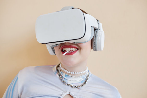 戴着VR眼镜的微笑女孩图片下载