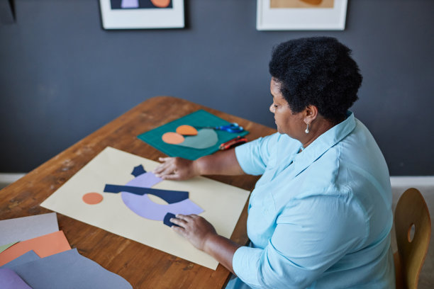 经验丰富的设计师在休闲装排版新纸的应用图片下载