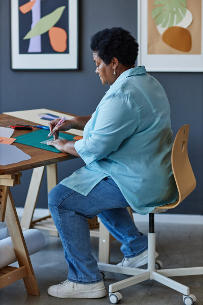 成熟的非裔美国女性设计师或艺术家正在创作新的艺术作品图片下载