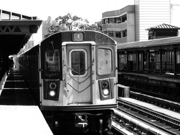 一列停在火车站的老式蒸汽机车的黑白图像图片下载