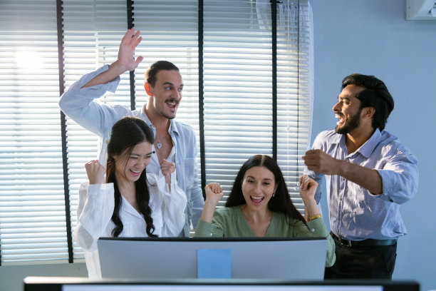 一群多民族的年轻商界朋友聚集在一个现代化的办公会议室里，作为一个团队工作。图片下载