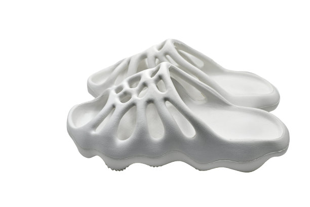 没有鞋背的厚底鞋。图片下载