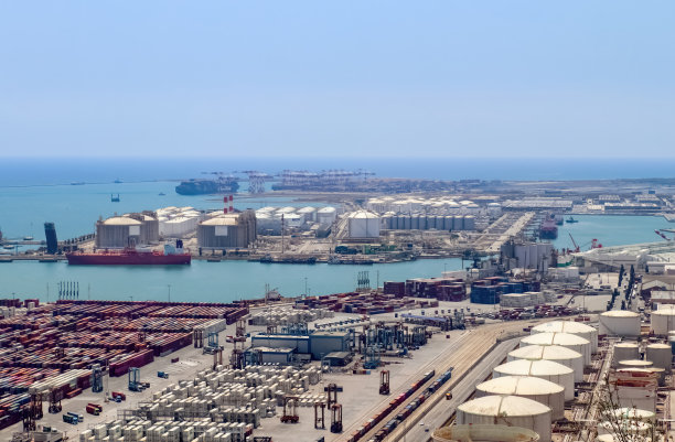 在一个阳光明媚的夏日，巴塞罗那工业港口的鸟瞰图。图片下载