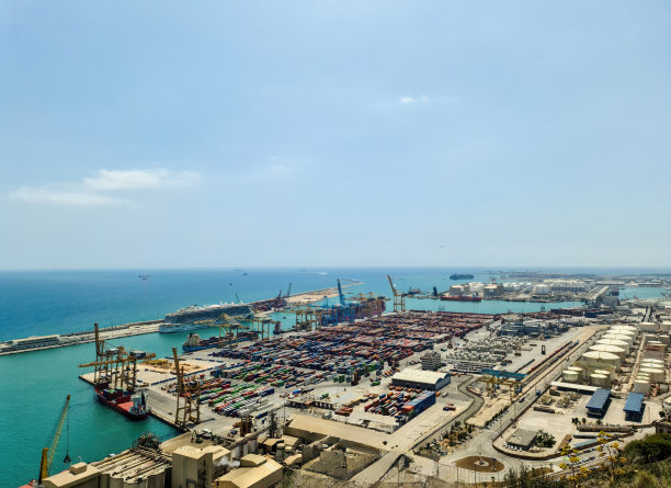在一个阳光明媚的夏日，巴塞罗那工业港口的鸟瞰图。图片下载