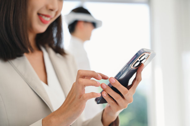 在智能手机上与朋友在线聊天的快乐女性，在办公室使用手机的女商人，在社交媒体上放松的女职员，人物科技。高质量照片图片下载