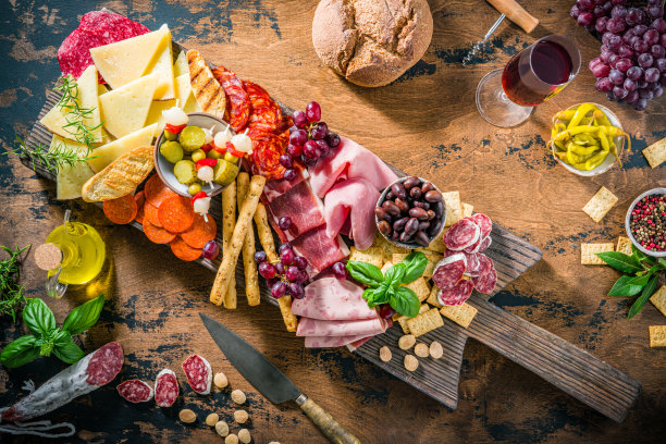 地中海开胃菜开胃菜，木板，冷盘肉，熟食和奶酪图片下载
