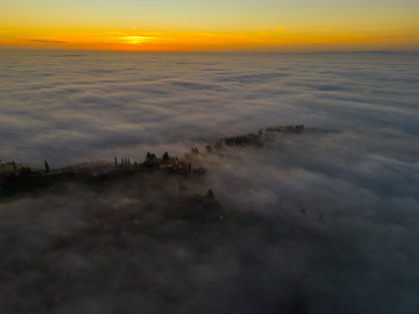 日出时云层中的教堂鸟瞰图。Jeruzalem、斯洛文尼亚图片下载