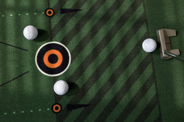 室内高尔夫球，绿色练习垫图片下载