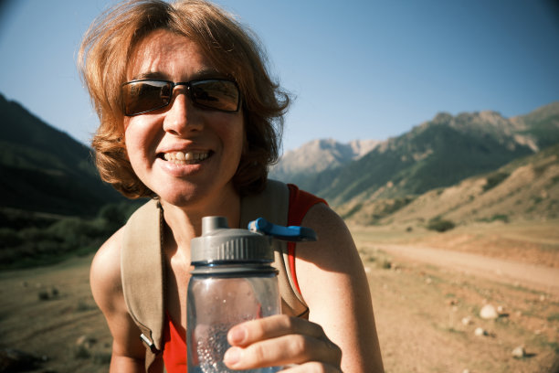 46岁的快乐女游客讲述她的登山之旅的自拍照图片下载
