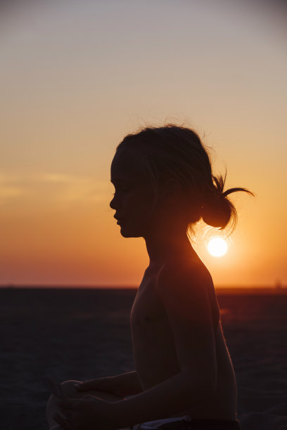 在海滩上打牌图片下载