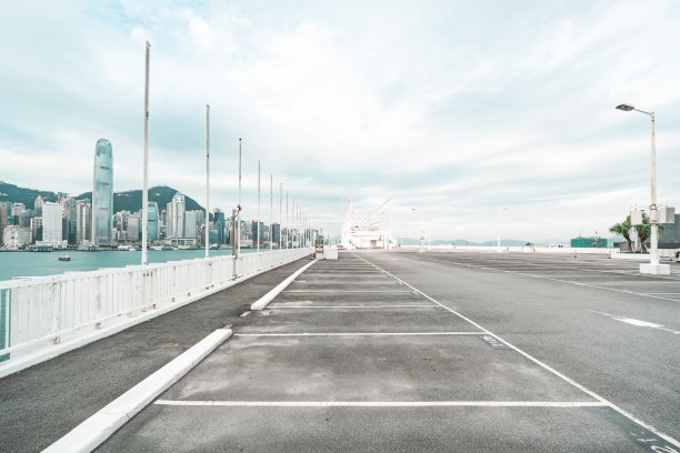 空荡荡的地板上有现代的天际线和香港的建筑物图片下载