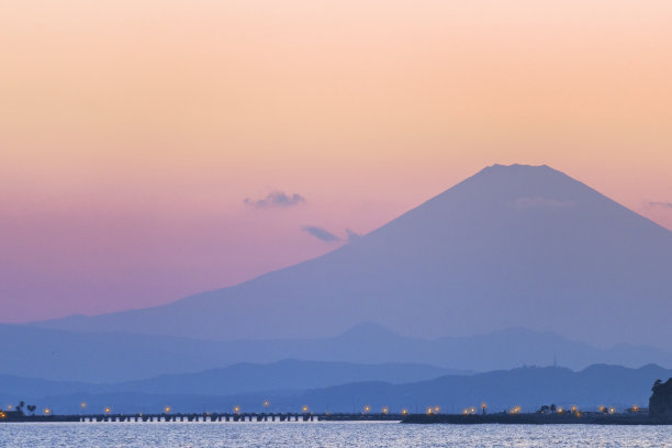 黄昏宁静:从神奈川海岸线看富士山图片下载