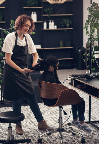 一个小女孩在美发沙龙做头发的照片图片下载