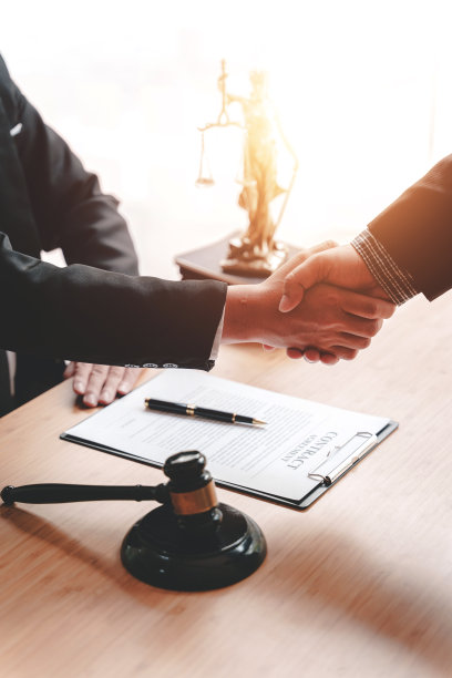 一名律师在律师事务所的肖像，就诉讼咨询概念提供意见和建议图片下载