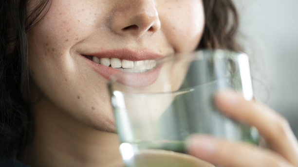 年轻女子正在喝水图片下载