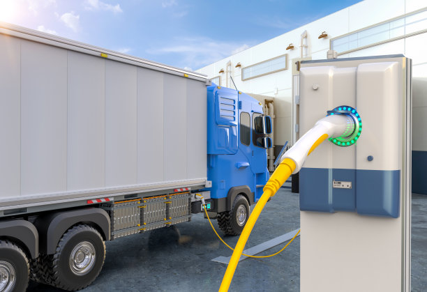 电动物流拖车或电动货车在充电站图片下载