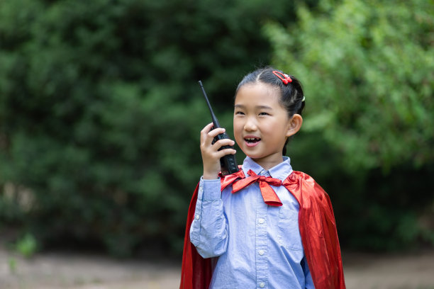 超级女孩使用对讲机图片下载