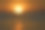 太阳在海面上落下的浅景深图片下载