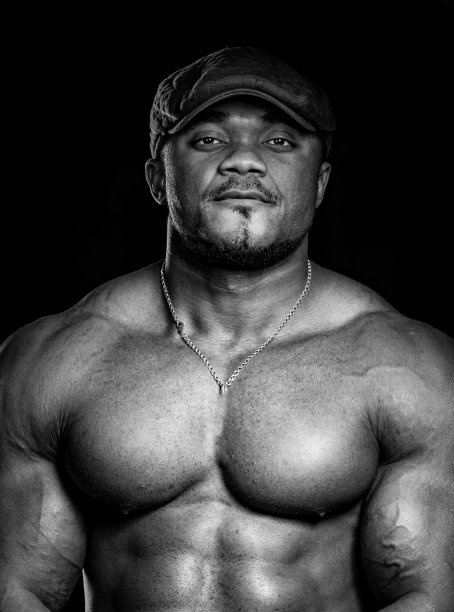 健美的非裔美国模特和躯干。头和肩膀黑白肖像。图片下载